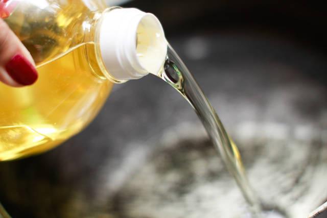 รูปภาพ:http://www.wikihow.com/images/a/a7/Store-Cooking-Oil-Step-3.jpg