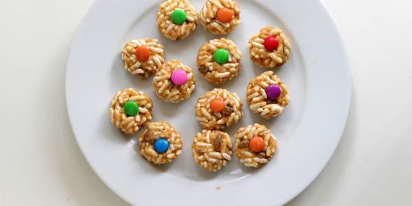 รูปภาพ:http://img.werecipes.com/wp/wp-content/uploads/2015/03/puffed-rice-peanut-butter-balls-recipe-adding-gems.jpg
