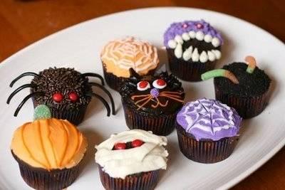 รูปภาพ:https://diyhalloween.files.wordpress.com/2013/09/halloween-party-food-cupcakes.jpg