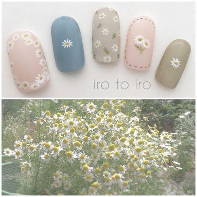 ภาพประกอบบทความ 20 ไอเดียลายเล็บ 'Tiny Flowers' สวยหวาน มีความสดใสแบบละมุน ☆
