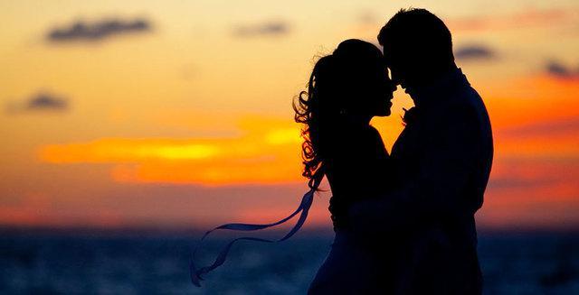 รูปภาพ:http://www.thegoldenscope.com/wp-content/uploads/2015/02/couple-sunset-silhouette-caribbean-beach-wedding.jpg