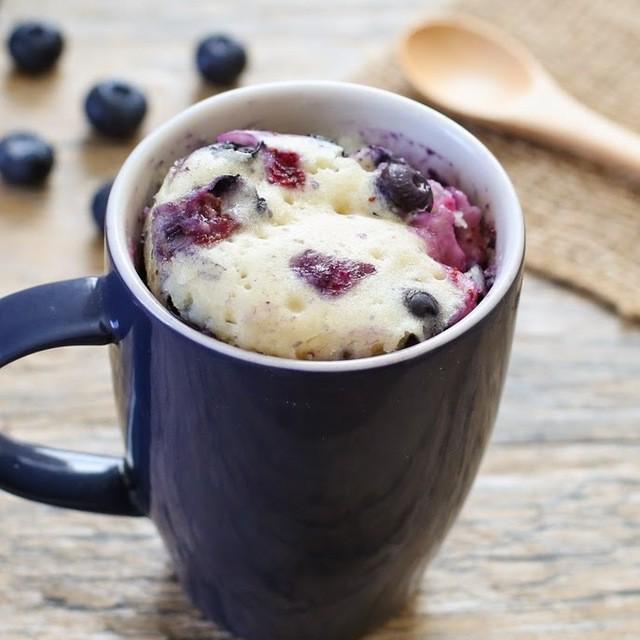 ตัวอย่าง ภาพหน้าปก:Blueberry Mug Muffin สูตรมัฟฟินบลูเบอร์รี่ในแก้วมัค อร่อยฟิน จนลืมว่าแคลคืออะไร