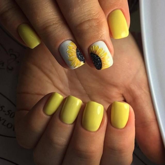 ภาพประกอบบทความ สว่างและดูสดใส! ไอเดียเพ้นท์เล็บ "Yellow Nail" มอบความชีวิตชีวาให้กับนิ้วมือของเรา