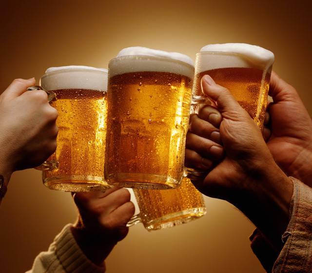 รูปภาพ:http://i.huffpost.com/gen/1313689/images/o-BEER-CHEERS-facebook.jpg