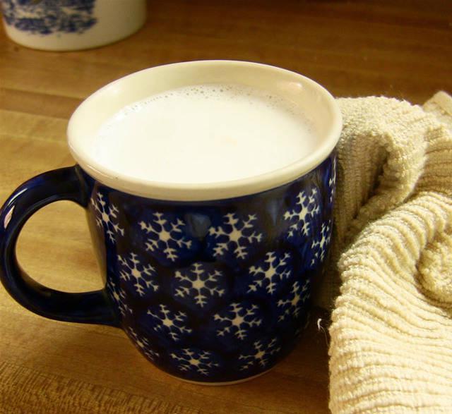 รูปภาพ:http://www.epicurus.com/beverages/wp-content/uploads/2012/02/milk_warmed_1.jpg