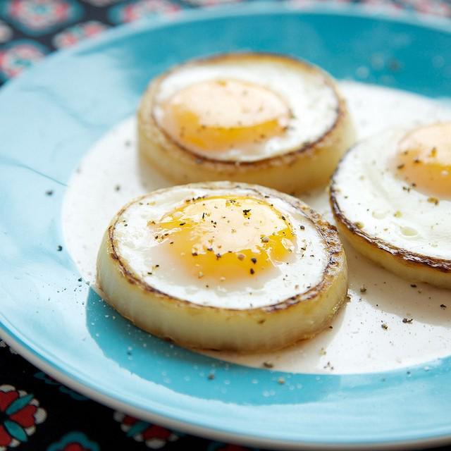 ภาพประกอบบทความ Onion Ring Eggs หอมใหญ่สอดไส้ไข่ดาว เค็มๆ มันๆ กินกันไม่มีเบื่อ #ยกนิ้วโป้งการันตีความอร่อย