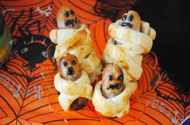 รูปภาพ:http://goodtoknow.media.ipcdigital.co.uk/111/00000e0b6/ef34_orh404w614/Halloween-recipes-sausage-mummies.jpg