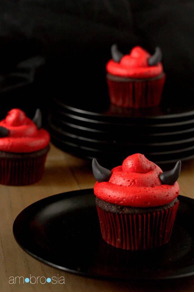 รูปภาพ:http://pinlavie.com/system/posts/pictures/3240/red-devil-cupcakes-1.jpg