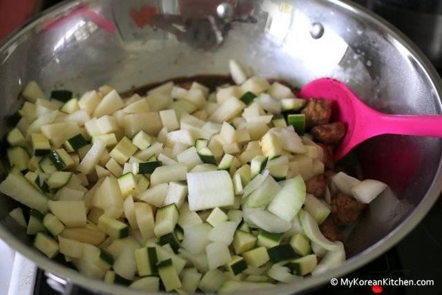 รูปภาพ:http://koreankitchen.wpengine.netdna-cdn.com/wp-content/uploads/2014/04/Frying-diced-vegetables.jpg