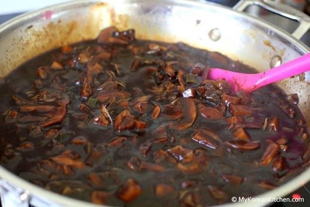 รูปภาพ:http://koreankitchen.wpengine.netdna-cdn.com/wp-content/uploads/2014/04/Korean-black-bean-sauce-Jajang-sauce.jpg