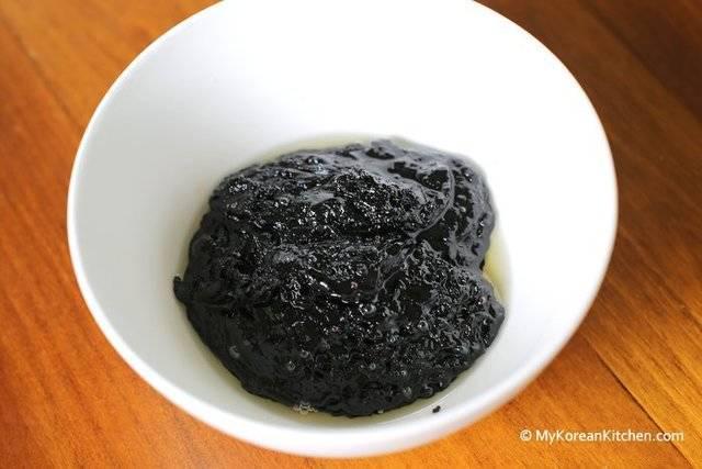 รูปภาพ:http://koreankitchen.wpengine.netdna-cdn.com/wp-content/uploads/2014/04/Fried-black-bean-sauce.jpg