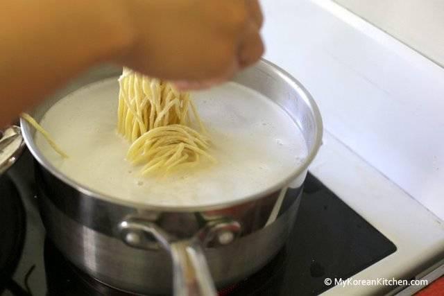 รูปภาพ:http://koreankitchen.wpengine.netdna-cdn.com/wp-content/uploads/2014/04/Boiling-noodles.jpg