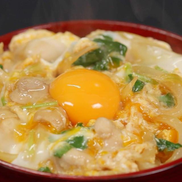 ตัวอย่าง ภาพหน้าปก:คอนนิจิวะ!! มาทำ 'Oyakodon (โอยาโกะด้ง) หรือ ข้าวหน้าไก่ญี่ปุ่น' สไตล์แม่บ้านญี่ปุ่นกันเถอะ 