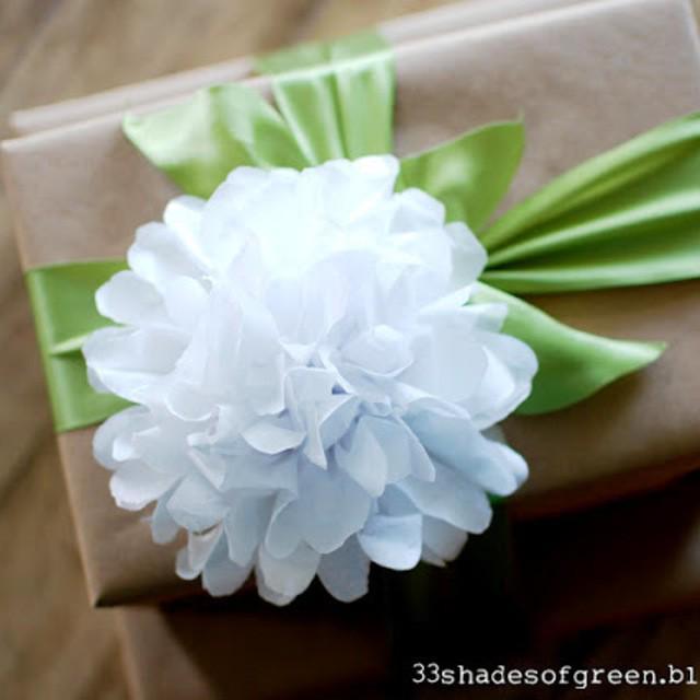 ภาพประกอบบทความ {DIY} โบว์ติดกล่องของขวัญ 'รูปดอกไม้' จากกระดาษทิชชู 🌸