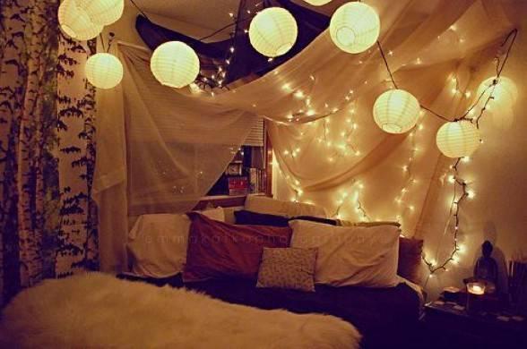 รูปภาพ:https://pamiamela.files.wordpress.com/2012/03/simple-ideas-to-hang-christmas-decoration-and-lights-in-a-bedroom-picture-7-588x390.jpg