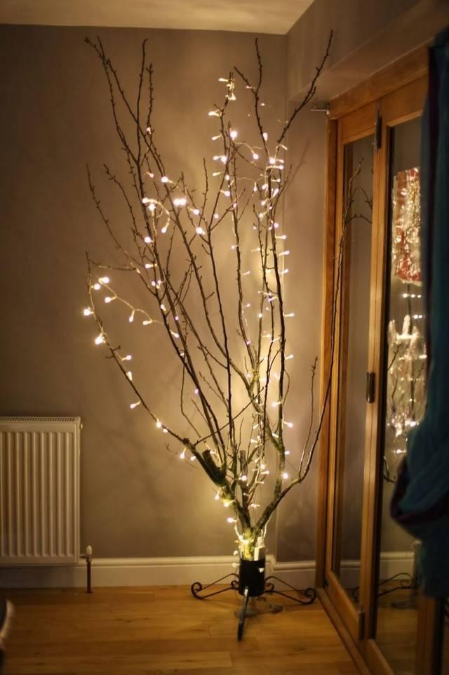 รูปภาพ:http://inovah.com/wp-content/uploads/2015/01/stunning-indoor-tree-branches-with-battery-powered-led-lights-for-winter-decor-ideas.jpg