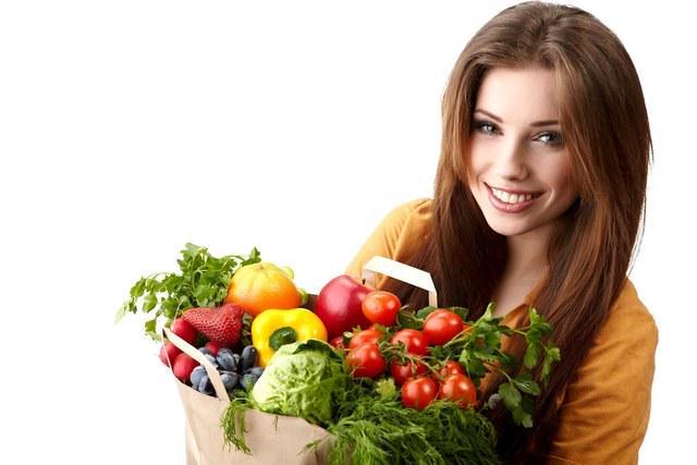 รูปภาพ:http://workoutguidance.com/wp-content/uploads/2013/05/woman-holding-a-bag-full-of-healthy-food.-shopping.jpg