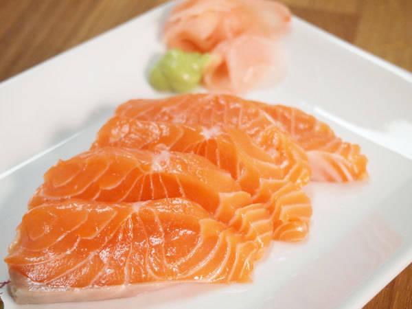 รูปภาพ:http://coutureauchocolat.com/wp-content/uploads/2011/12/salmon-sashimi.jpg