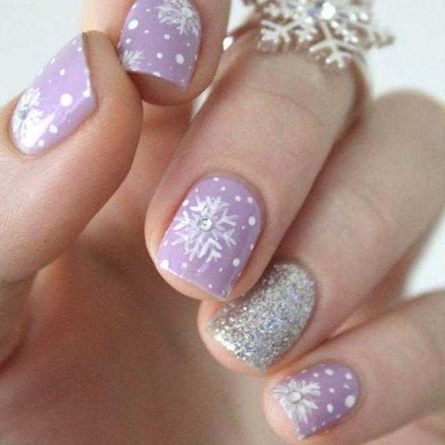 ภาพประกอบบทความ 30 แฟชั่นเพ้นท์เล็บลายเกล็ดหิมะ 'Snowflakes Nails' ให้เข้ากับคริสต์มาส