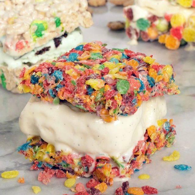 ตัวอย่าง ภาพหน้าปก:"Fruity Pebble Marshmallow Ice Cream Sandwiches" ง่ายๆ วัตถุดิบเพียง 4 อย่าง