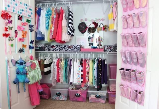 รูปภาพ:http://bequiahome.com/i/2015/09/fabulous-baby-closet-organizer-with-double-large-cloth-hanging-areas-and-colorful-transparent-basket-boxes-also-shoes-storage-805x554.jpg