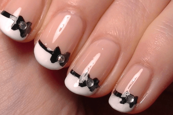 รูปภาพ:http://www.prettydesigns.com/wp-content/uploads/2015/09/Embellished-Bow-Nails.png