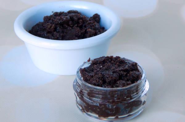 รูปภาพ:http://cf.realhousemoms.com/wp-content/uploads/2015/01/DIY-Chocolate-Lip-Scrub-Amount.jpg