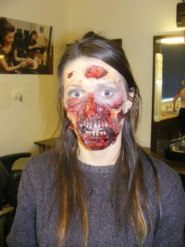 รูปภาพ:http://www.everydaykiss.com/wp-content/uploads/2013/05/3-zombie-makeup.jpg