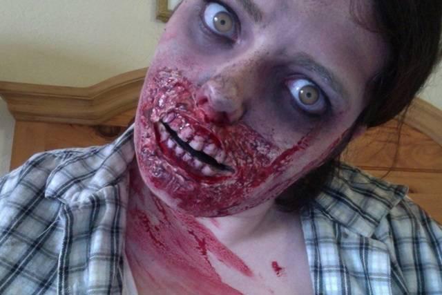 รูปภาพ:http://www.everydaykiss.com/wp-content/uploads/2013/05/2-zombie-makeup.jpg
