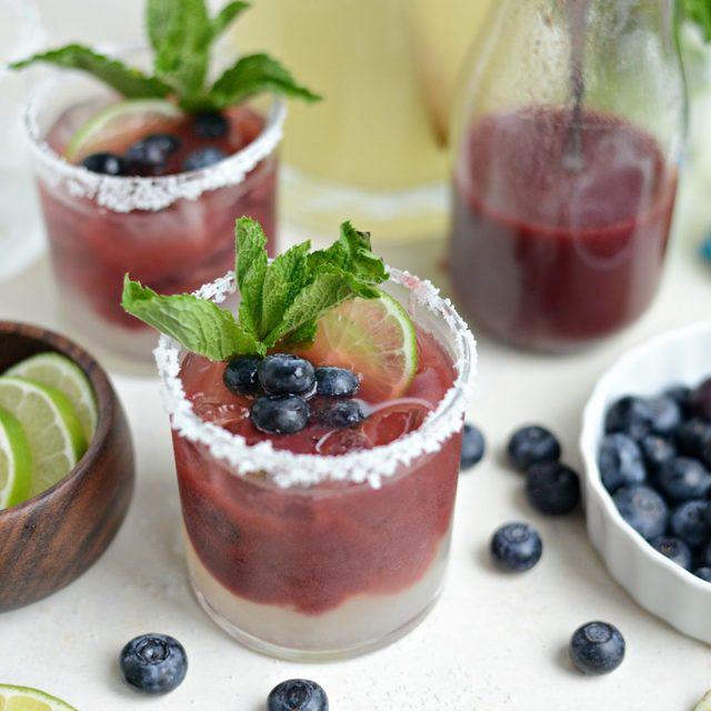 ภาพประกอบบทความ Blueberry Margaritas เครื่องดื่มค็อกเทลสุดฟิน ดื่มอร่อยแบบเริ่ดๆ ไม่ต้องซ้ำใคร 😚🍹