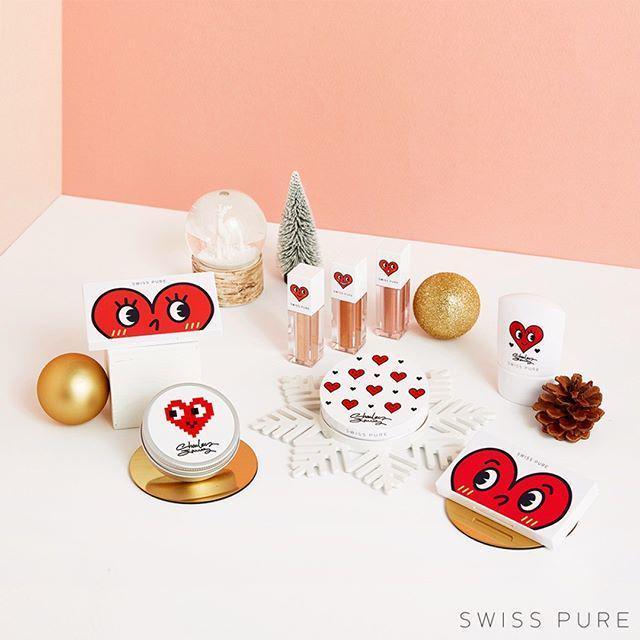 ตัวอย่าง ภาพหน้าปก:คอลเลคชั่นใหม่สุดน่ารัก 'Swiss pure x charles jang Holiday edition' โทนสีขาว ลายหัวใจ เก๋ๆ