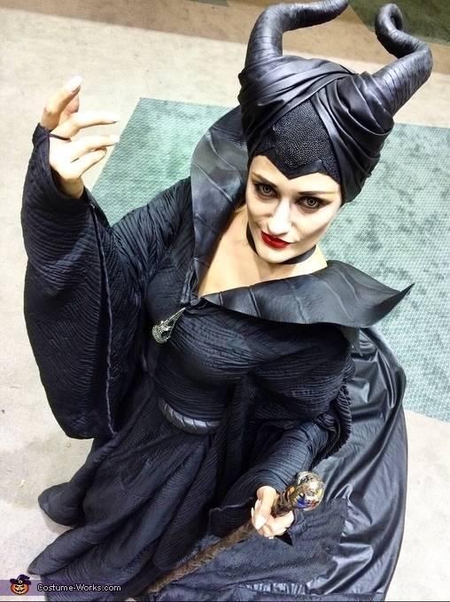 รูปภาพ:http://photos.costume-works.com/full/maleficent1061.jpg