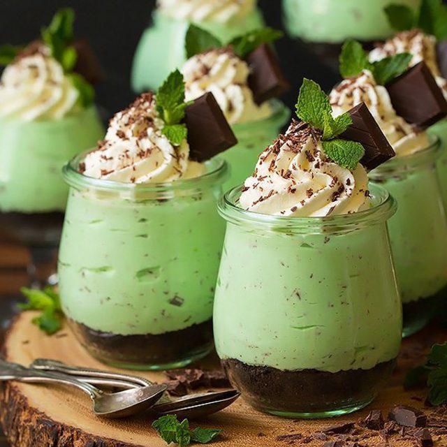 ภาพประกอบบทความ ชวนทำ Mint Chip Cheesecake Mousse ขนมหวานรสมิ้นต์ หอมมัน หวานยั่วใจ