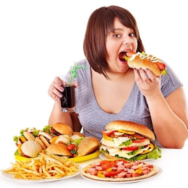 ภาพประกอบบทความ เช็คด่วน! 7 สัญญาณเตือนพฤติกรรมเสี่ยงๆ ที่บ่งบอกว่า คุณกำลังถูกความอ้วนครอบงำ 