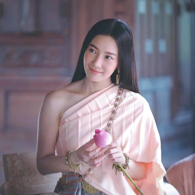 ภาพประกอบบทความ งามอย่างไทย! ชวนมาดูลุคใน " ชุดไทย " ของเหล่านักแสดงสาวสวย จากละครพีเรียด !!