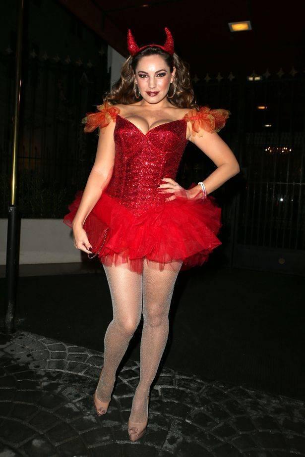 รูปภาพ:http://i3.mirror.co.uk/incoming/article4546708.ece/ALTERNATES/s615b/Kelly-Brook-dresses-as-a-sexy-devil-in-a-short-red-sparkly-dress.jpg