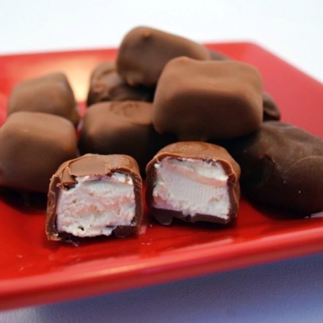 ภาพประกอบบทความ Homemade Chocolate Bonbons เมนูช็อกโกแลตสอดไส้เต็มคำ อร่อยฟินแบบลืมนับแคล 😍🍫