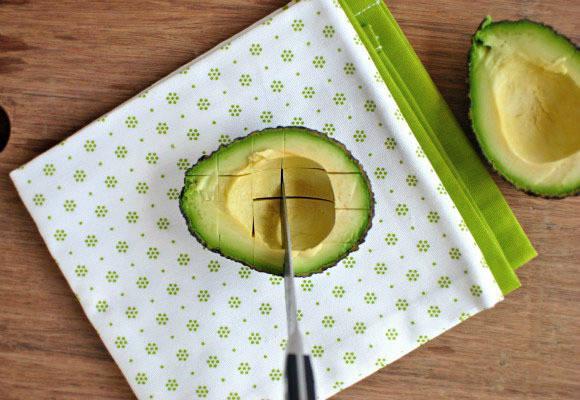 รูปภาพ:http://www.tablespoon.com/-/media/Images/Articles/PostImages/2013/07/week4/2013-07-26-how-to-cut-avocado-vertical-cut-580w.jpg