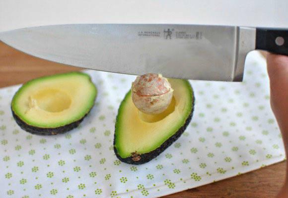 รูปภาพ:http://www.tablespoon.com/-/media/Images/Articles/PostImages/2013/07/week4/2013-07-26-how-to-cut-avocado-pit-removed-580w.jpg