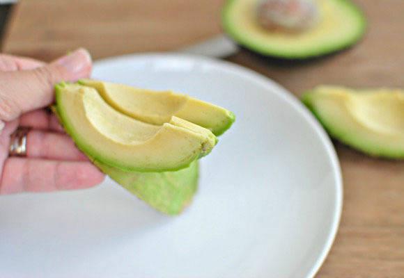 รูปภาพ:http://www.tablespoon.com/-/media/Images/Articles/PostImages/2013/07/week4/2013-07-26-how-to-cut-avocado-peel-580w.jpg