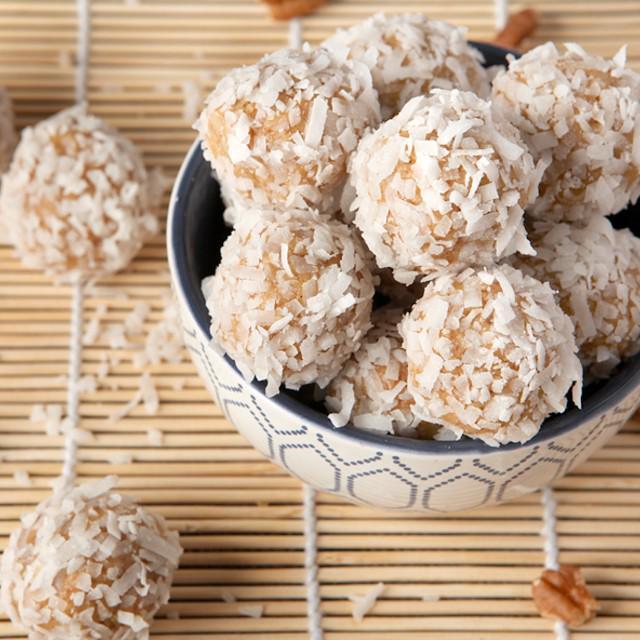 ภาพประกอบบทความ No-Bake Coconut Snowballs ขนมมะพร้าวหวานหอมสุดฟิน กินเพลินขนาดพอดีคำ 😍❤