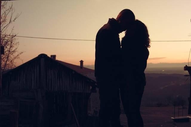 รูปภาพ:https://static.pexels.com/photos/1121/dawn-sunset-couple-love-large.jpg