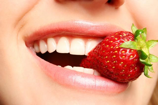 รูปภาพ:http://mysharinginformation99.com/wp-content/uploads/2014/10/woman-eating-strawberry.jpg