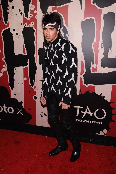 รูปภาพ:http://media.collegetimes.com/uploads/2015/10/19095213/54ac5a8360647_-_elle-16-halloween-14-joe-jonas-v.jpg