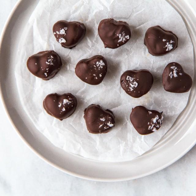 ตัวอย่าง ภาพหน้าปก:Vegan Chocolate Peanut Butter Hearts ขนมช็อกโกแลตไส้เนยถั่ว ฟินง่ายๆ แบบมังสวิรัติ 😆💘