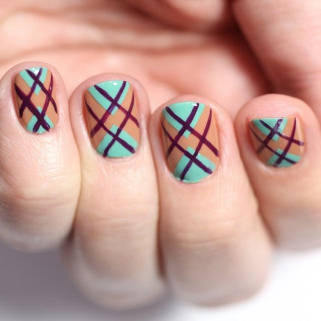 รูปภาพ:https://sallybeautyblog.com/wp-content/uploads/2014/11/preppy-plaid-nail-art1-650x650.jpg