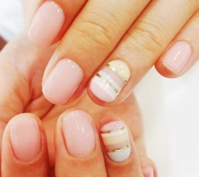 รูปภาพ:http://favnails.com/img/pink-yellow-gold-striped-delicate-nails.jpg