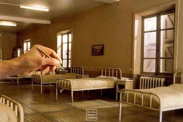 รูปภาพ:http://static.boredpanda.com/blog/wp-content/uploads/2015/10/realistic-miniature-rooms-museum-cinema-dan-ohlman-france-2.jpg