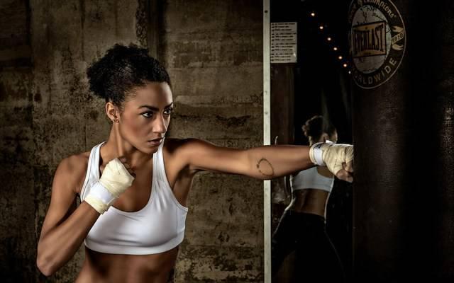 รูปภาพ:http://thewenetwork.org/wp-content/uploads/2014/08/1girl-training-sport-boxing-punches-bandages-hd-wallpaper.jpg