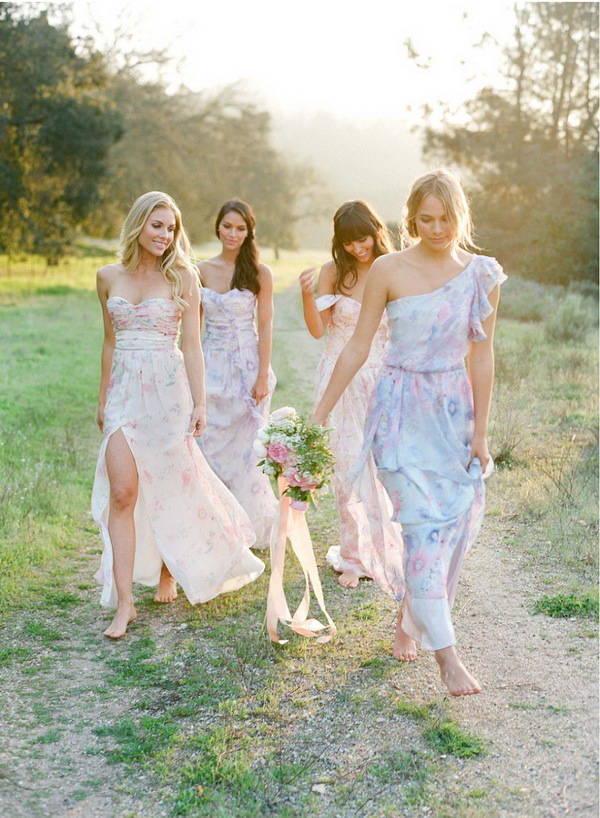 รูปภาพ:http://www.tulleandchantilly.com/blog/wp-content/uploads/2015/08/mismatched-floral-bridesmaid-dresses-in-long-length.jpg